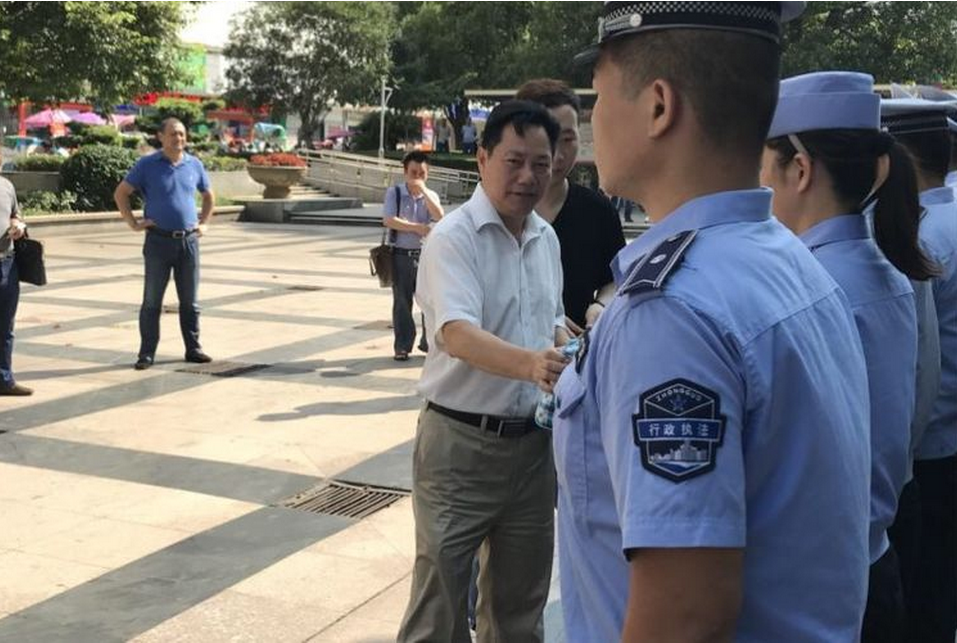 市人大副主任、市总工会主席王建之慰问芦淞区一线城管队员、环卫工人
