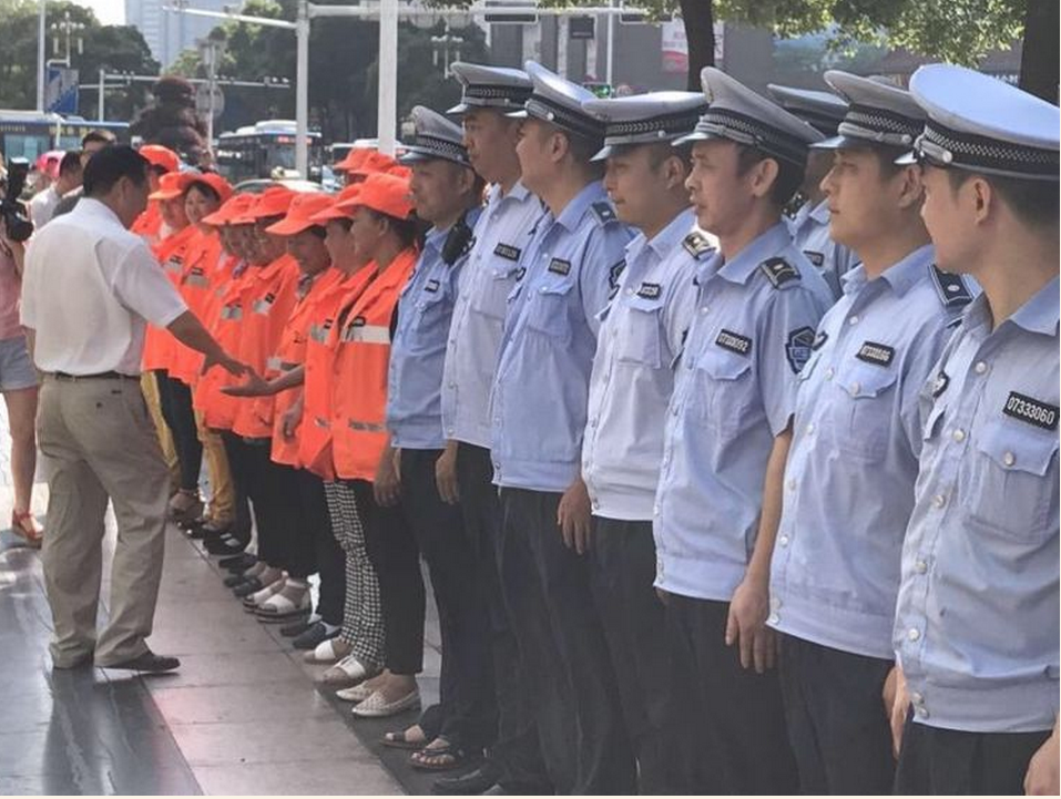 市人大副主任、市总工会主席王建之慰问芦淞区一线城管队员、环卫工人