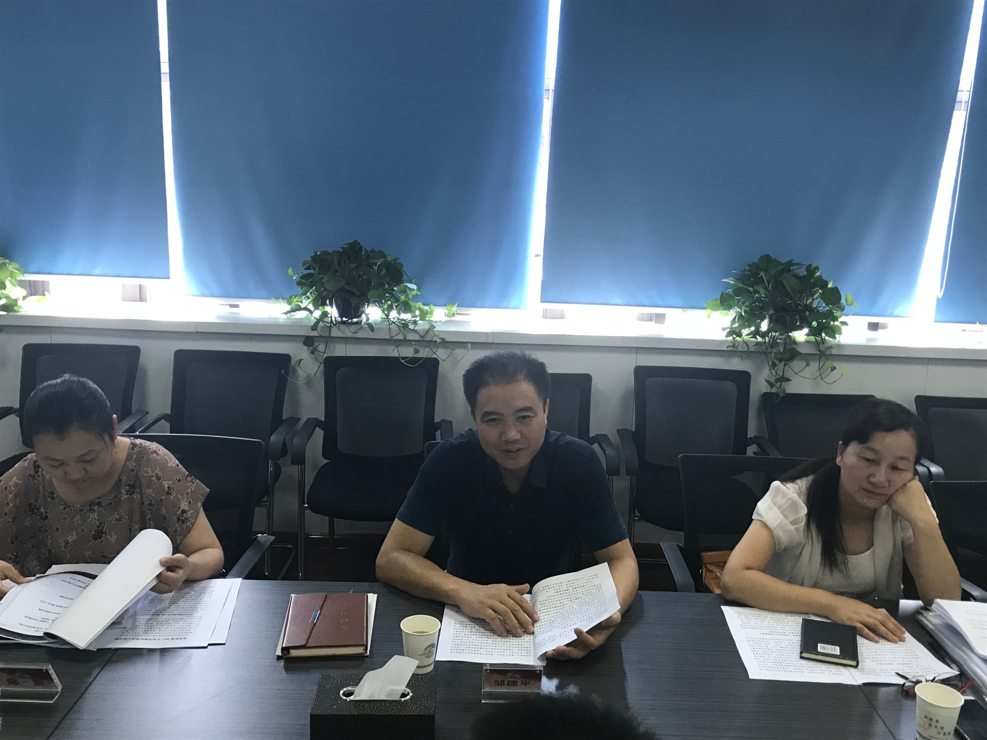 区委常委、纪委书记邹建平一行到龙泉街道督查党风廉政建设“两个责任”的情况