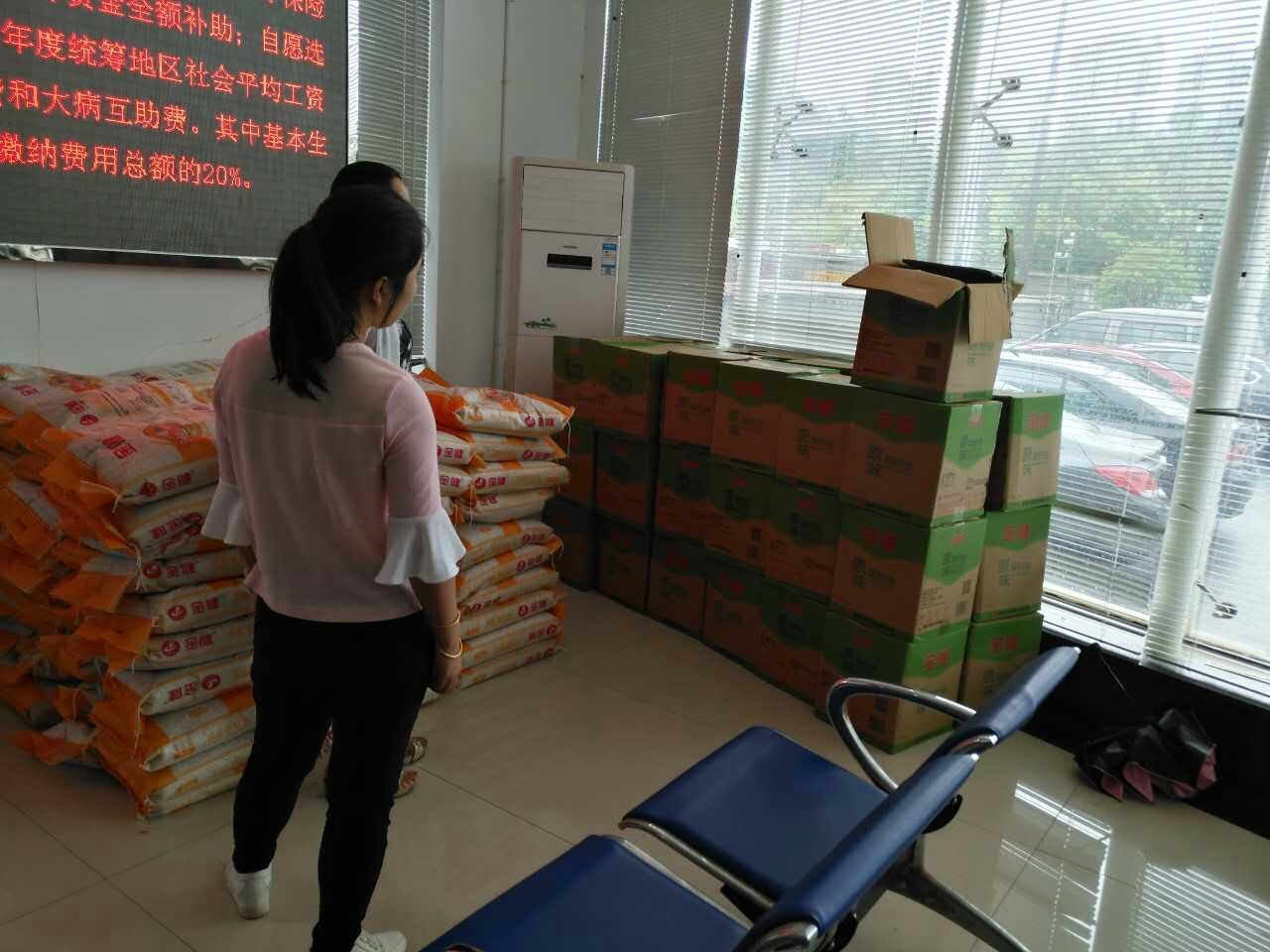 天元区民政局运送生活物资给灾区群众