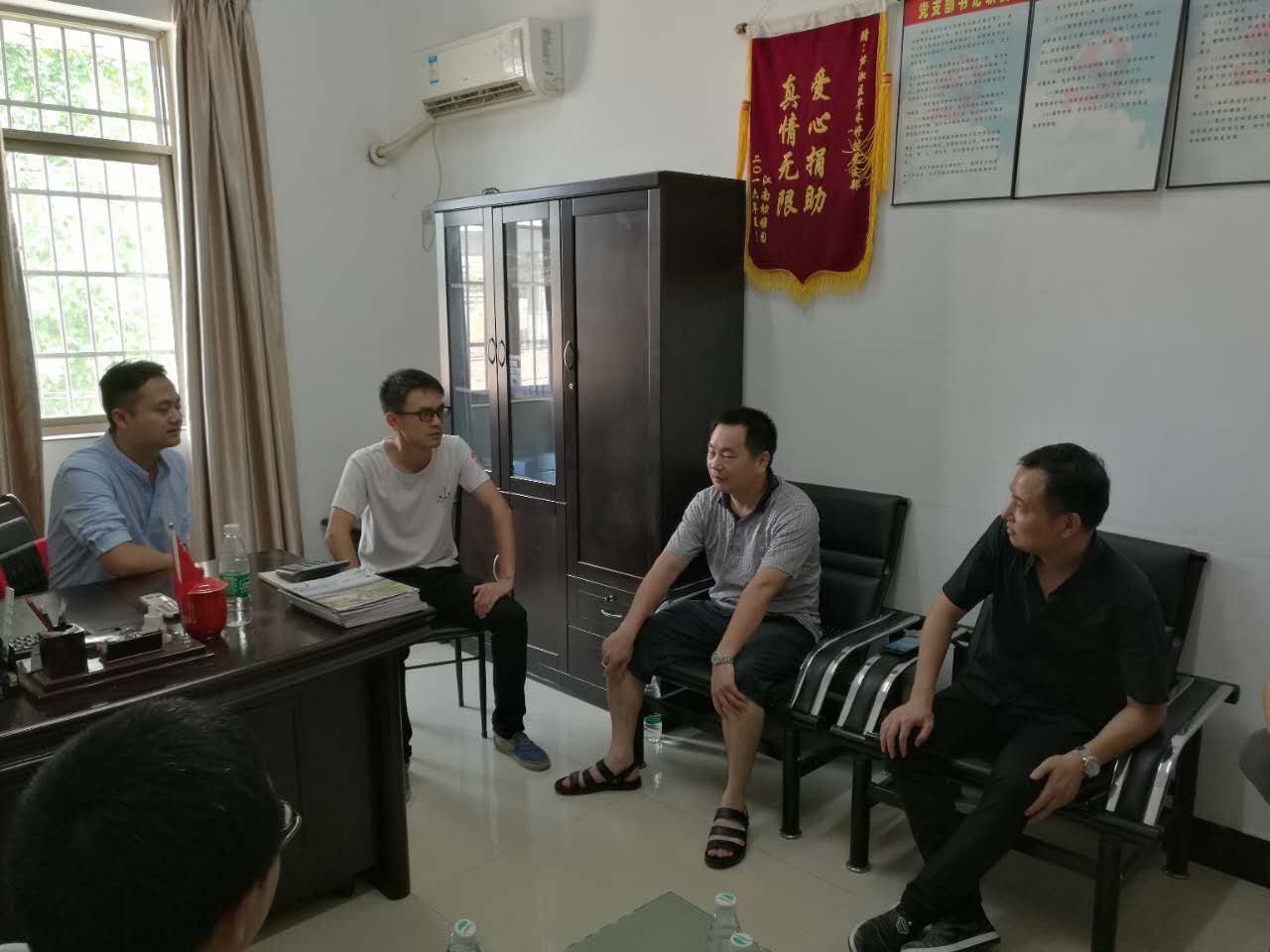区委常委、宣传部长喻华军到龙泉街道督查国卫复审迎检工作推进情况