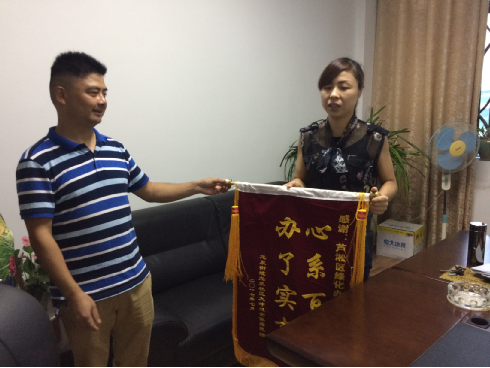 区绿化处砍伐危树排险情 居民感恩送锦旗