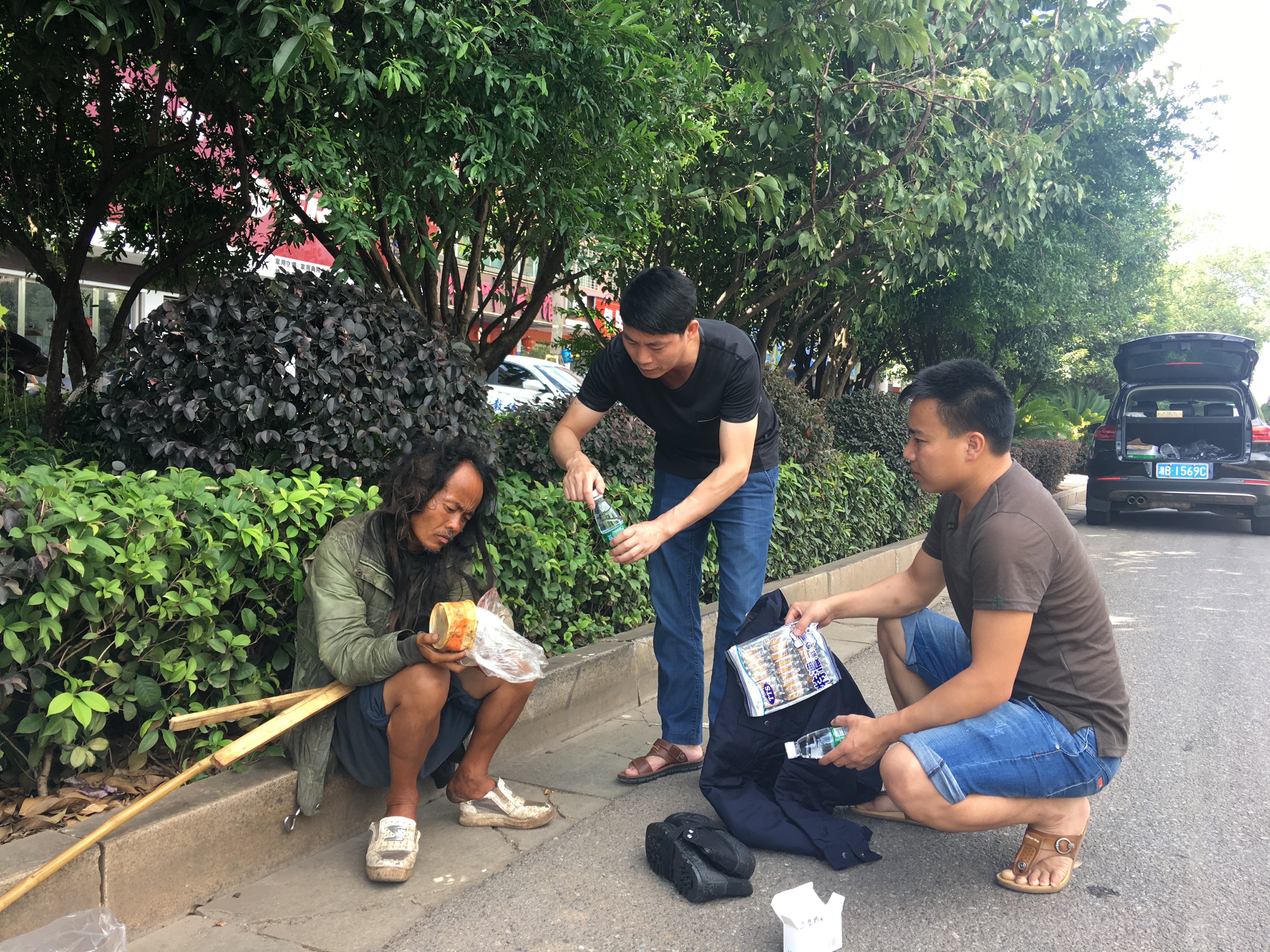 攸县民政局：组织开展“夏季送清凉”流浪乞讨人员 专项救助活动