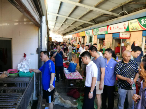 副区长肖立志带队督查辖区农贸市场，召开市场卫生组迎国卫复审工作调度会