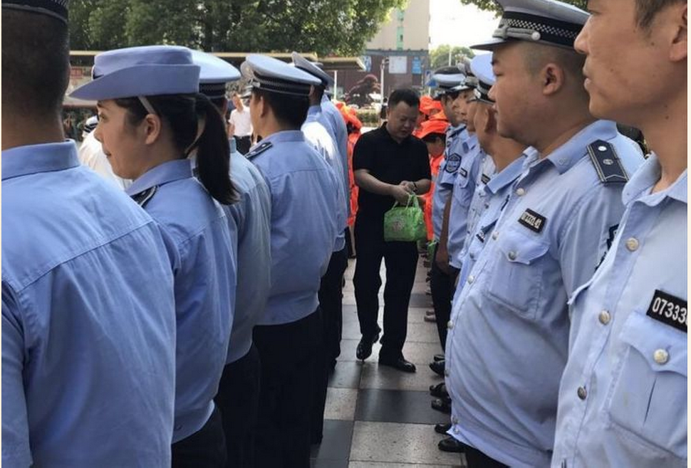 市人大副主任、市总工会主席王建之慰问芦淞区一线城管队员、环卫工人