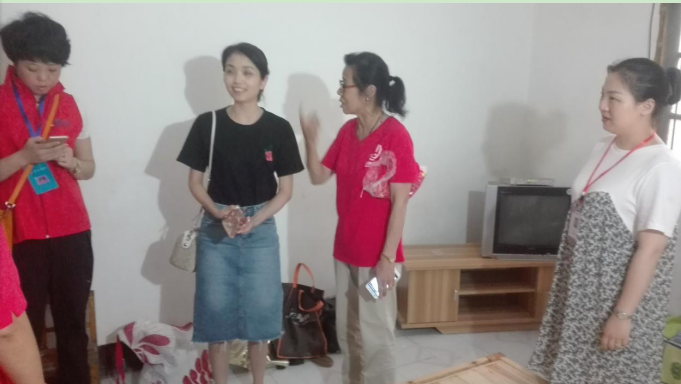建设街道：察民情、解民忧，学堂冲社区党总支联合麦点义工会给社区贫困低保户免费装修房子