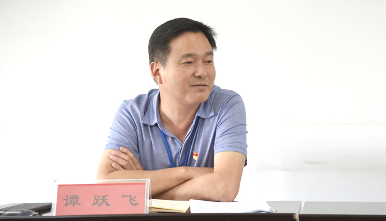市党代表何剑波来三冲社区党代表工作室听民声 办实事 解难题