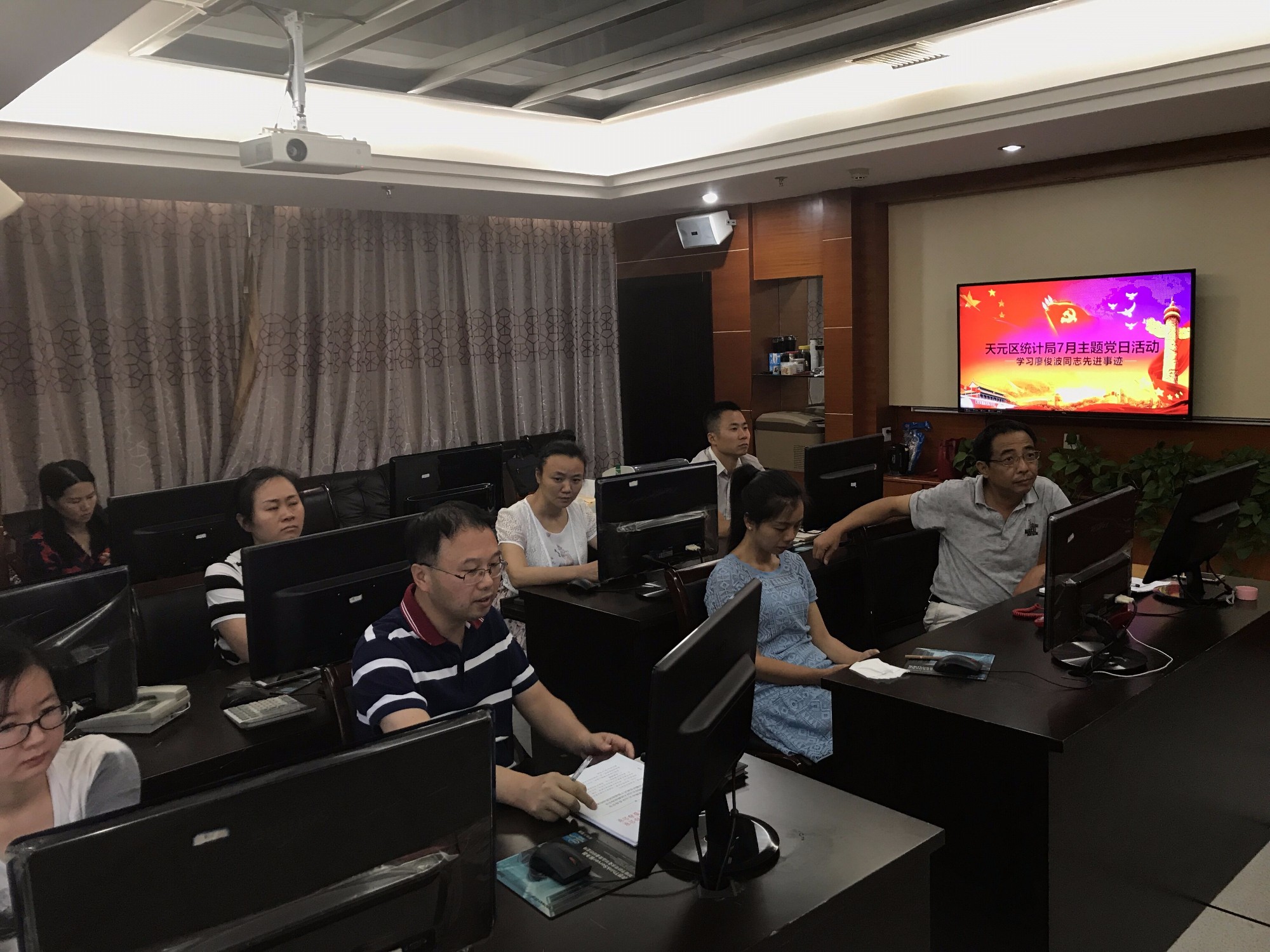 区统计局认真组织学习廖俊波同志先进事迹