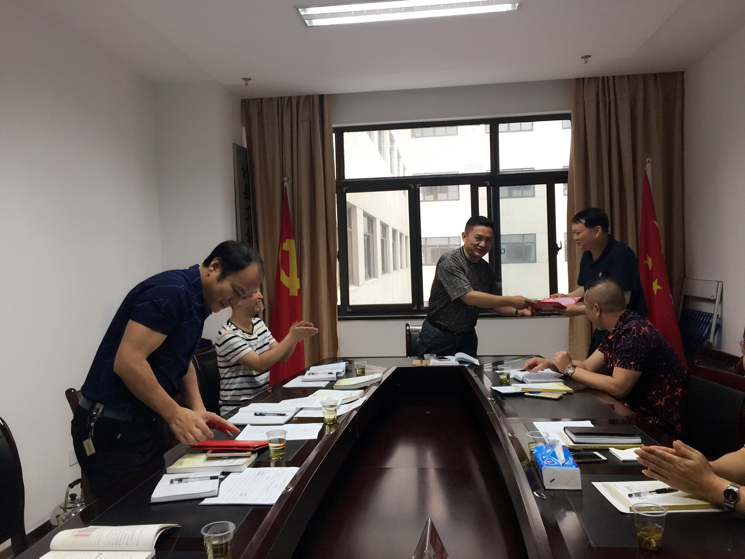 攸县文化市场综合执法大队机关支部 开展党员活动庆祝建党96周年
