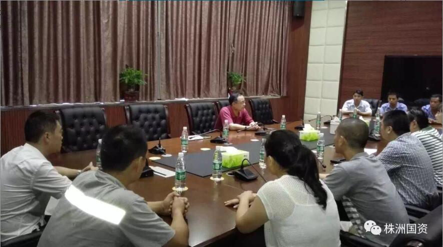 市国资委纪委书记李庆慰问困难党员