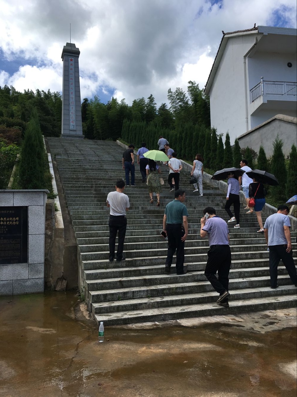 中共攸县住房和城乡规划建设局机关支部参观红色教育基地，缅怀先烈