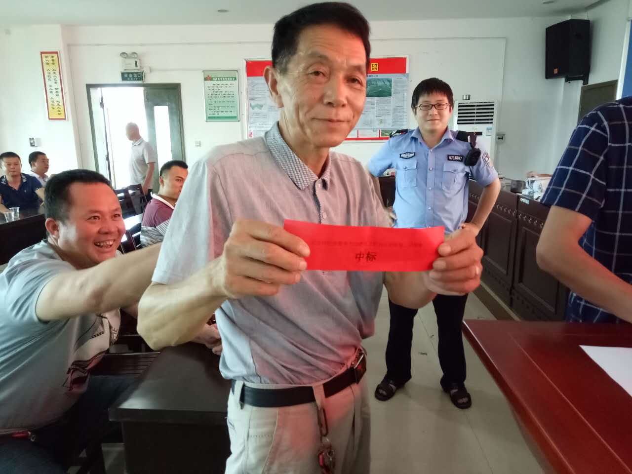 网岭镇举行村级综合服务平台建设工程项目招标会