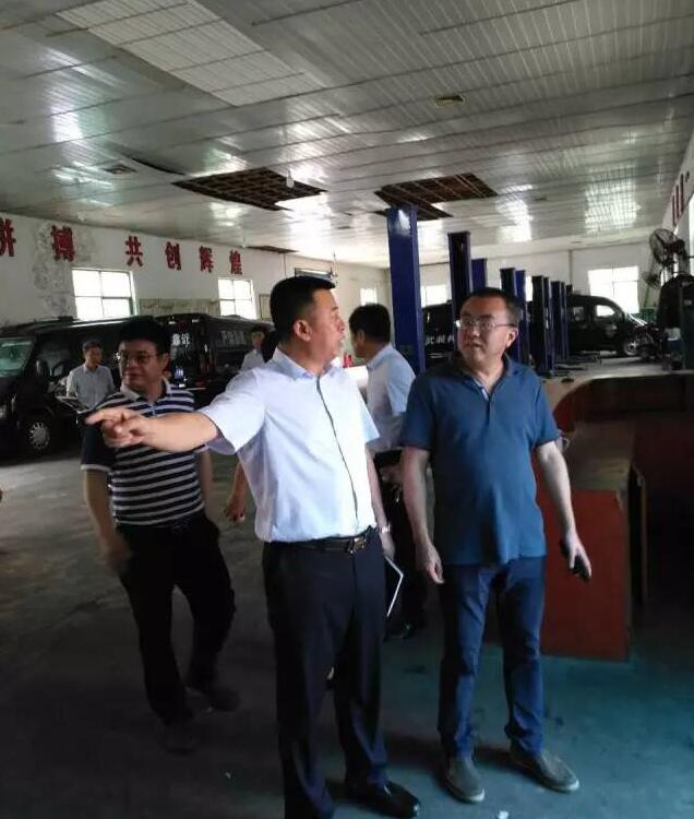 市国资委党委副书记、副主任李葵慰问困难老党员