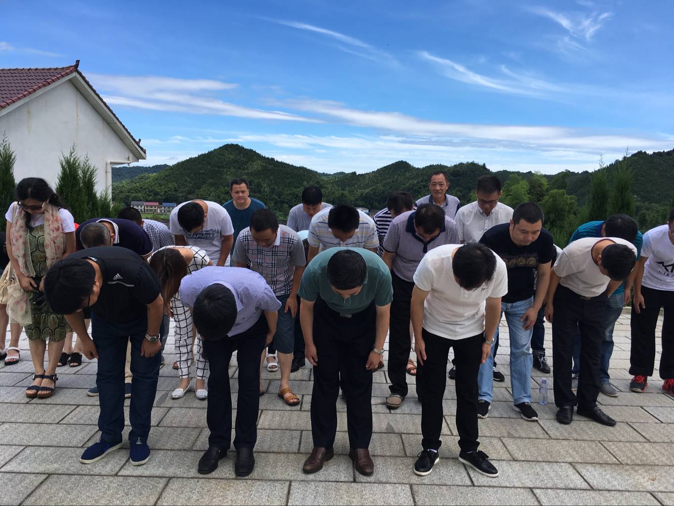 中共攸县住房和城乡规划建设局机关支部参观红色教育基地，缅怀先烈
