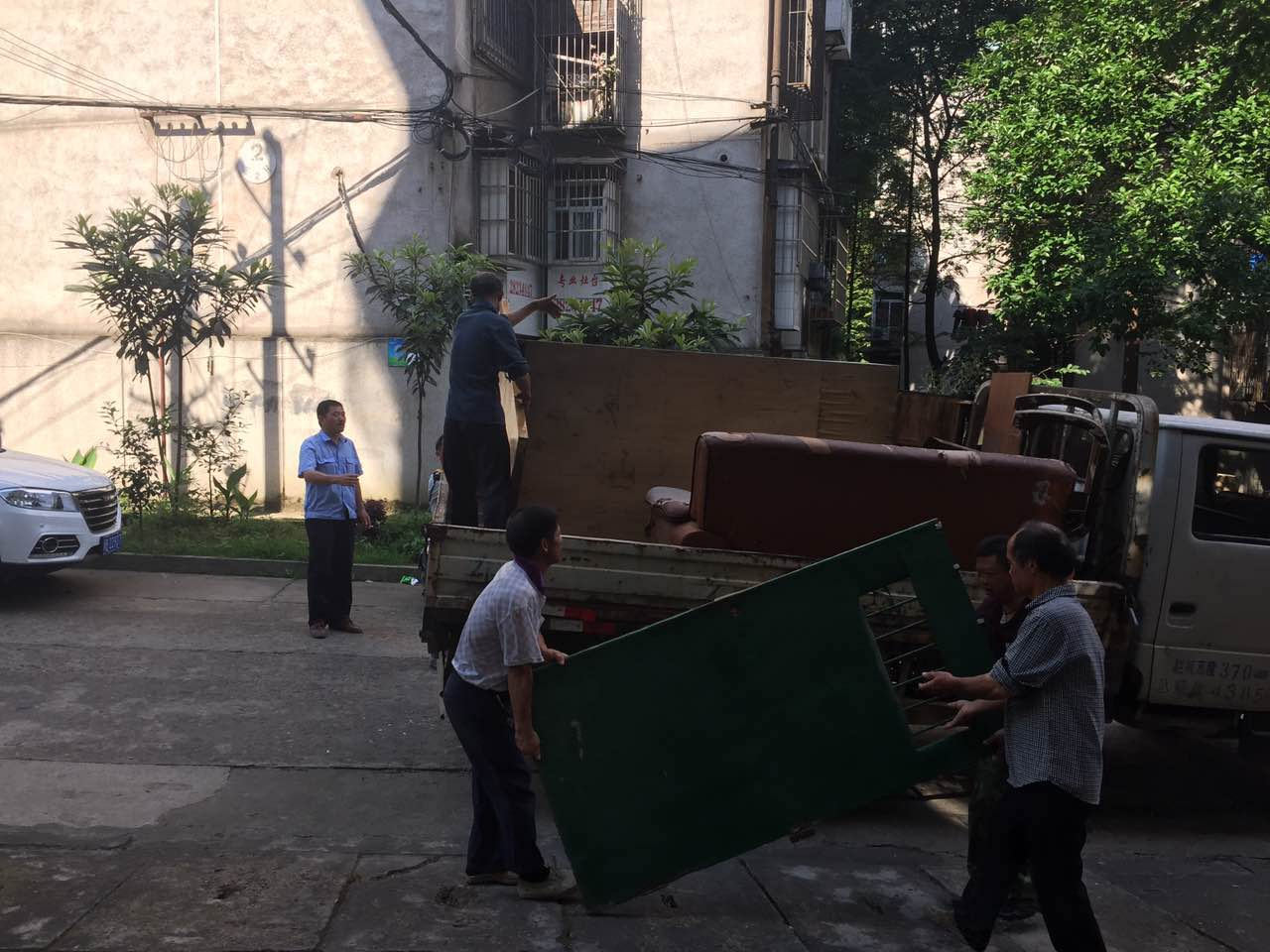 董家塅街道进行环境卫生专项巩固整治行动