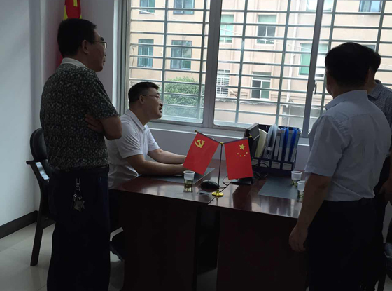 县委组织部部长李易常一行到攸县农机局调研指导工作