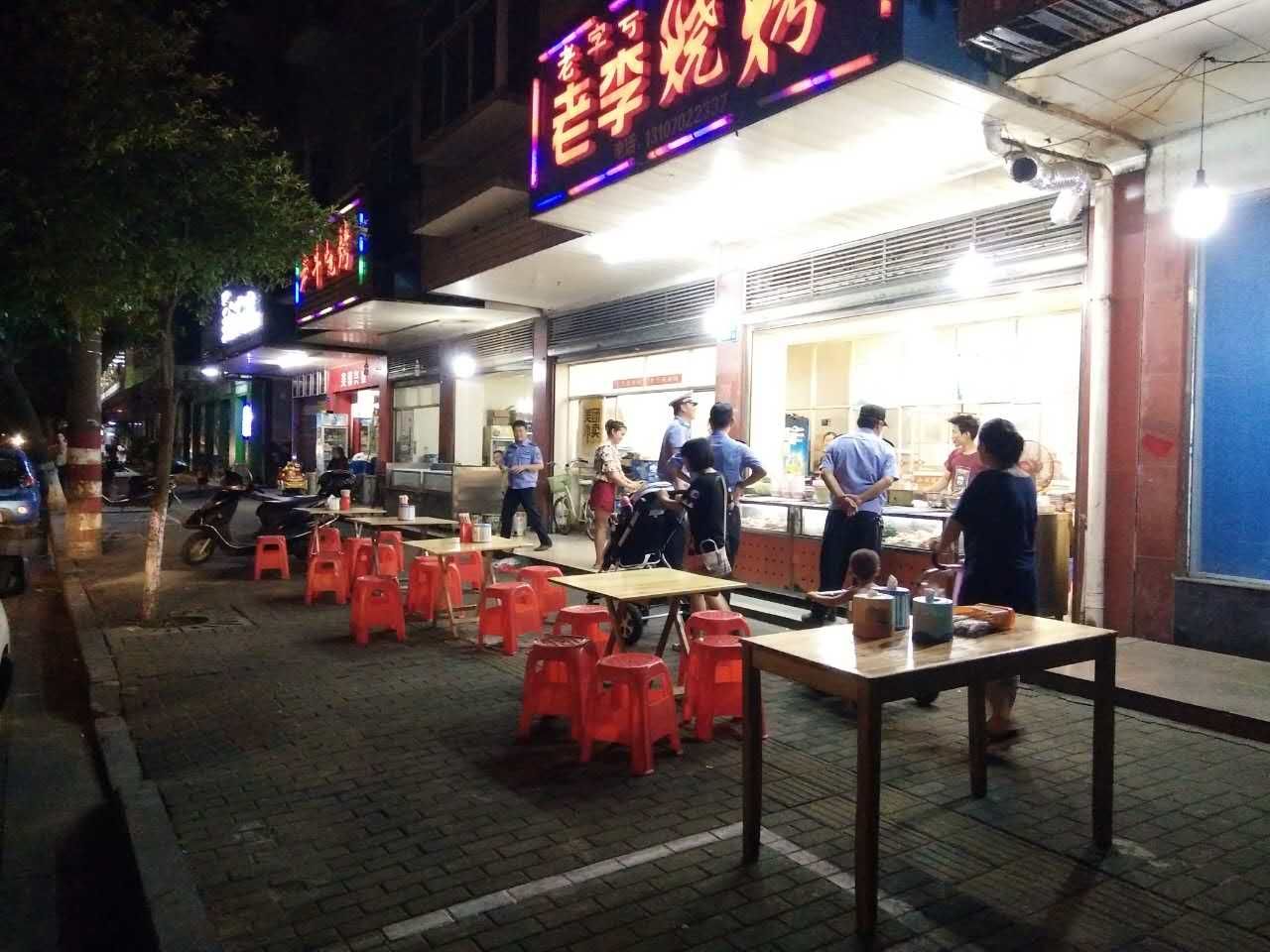 攸县城市管理执法大队开展夜宵专项整治行动