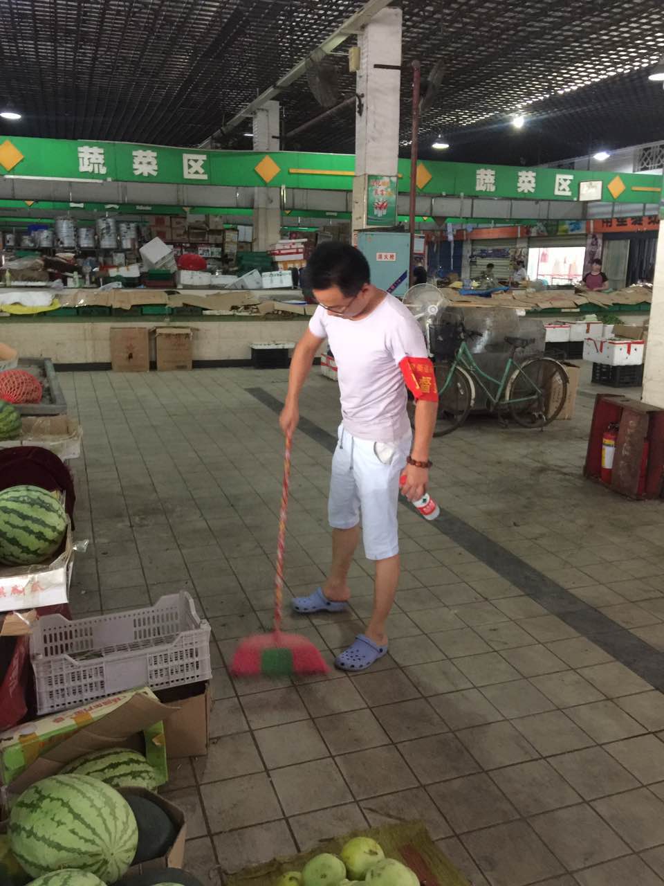 龙泉街道对辖区农贸市场及五小行业进行整治