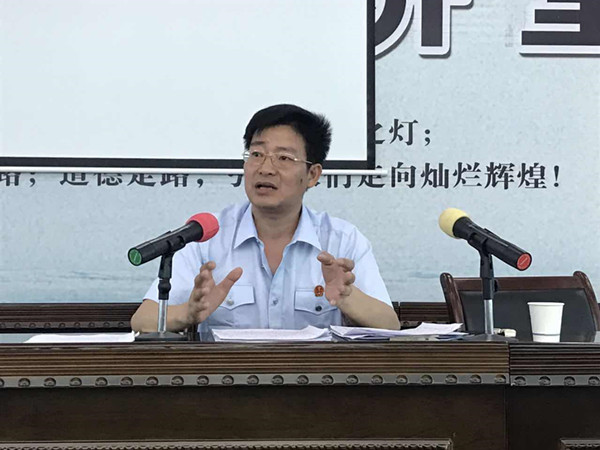 攸县法院:送法进机关 走进县交警大队