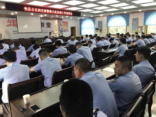 攸县法院:送法进机关 走进县交警大队