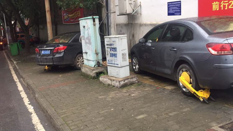 龙泉街道集中开展人行道车辆违停和僵尸车专项整治