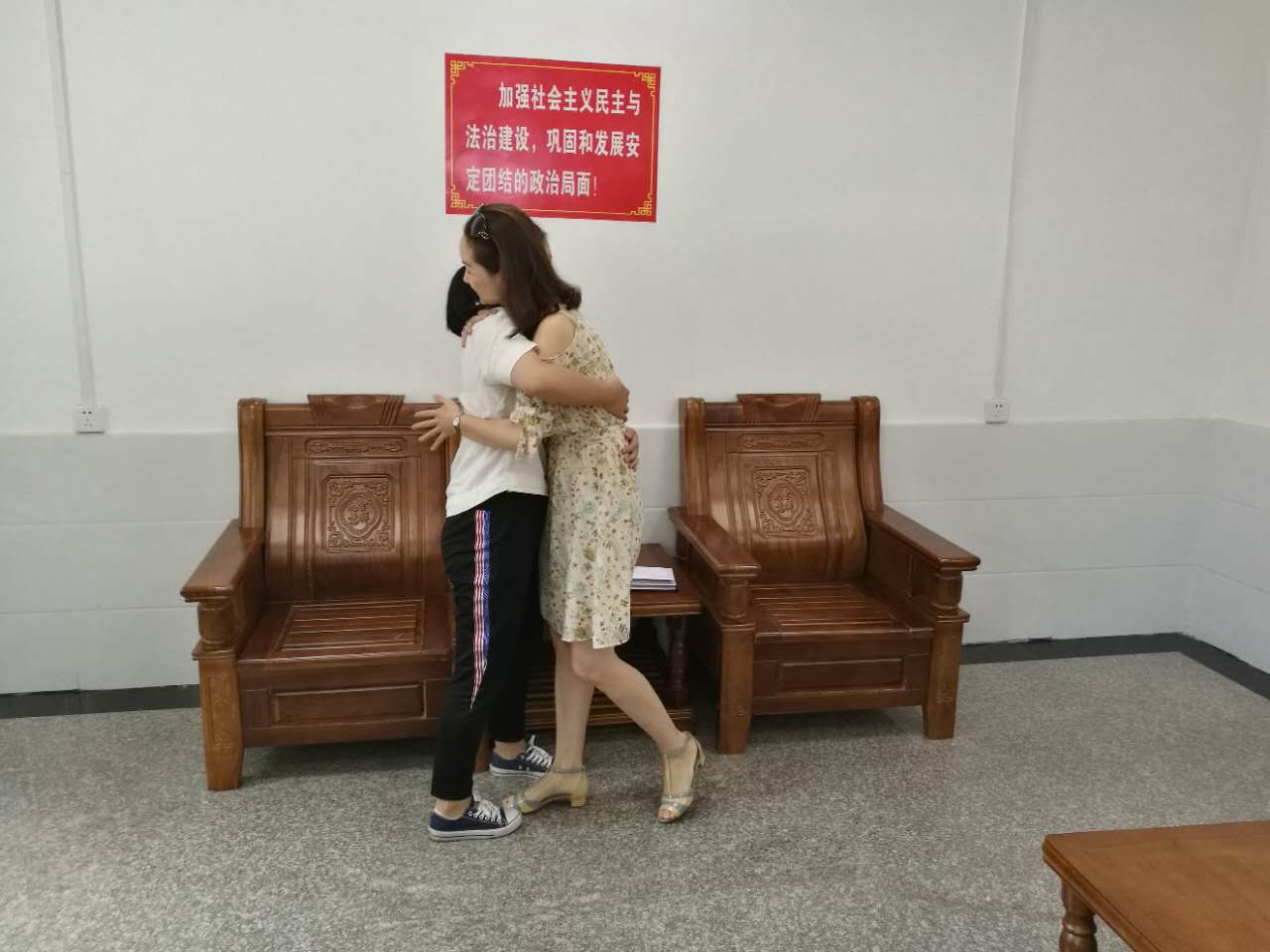 爱心人士张俪赢赴酒埠江镇为学子助学圆梦