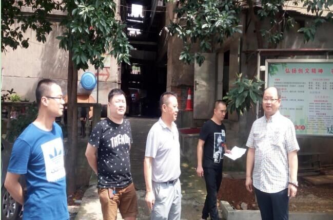 区城建局到操坪社区察看棚户区改造现场