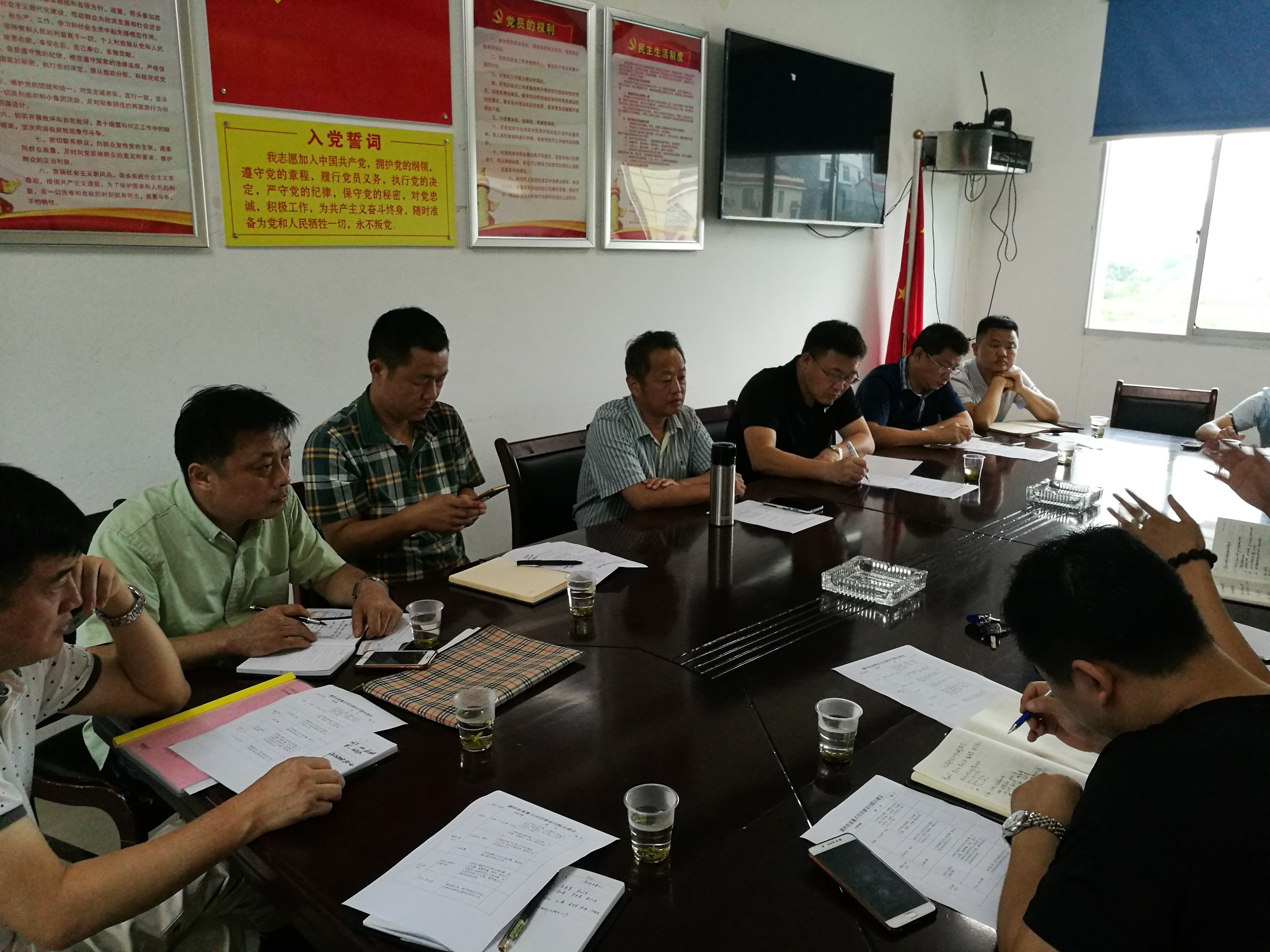 县人大常委会主任尹诺昂，县委常委、组织部长李易常，副县长易屹东一行到谭桥街道指导工作