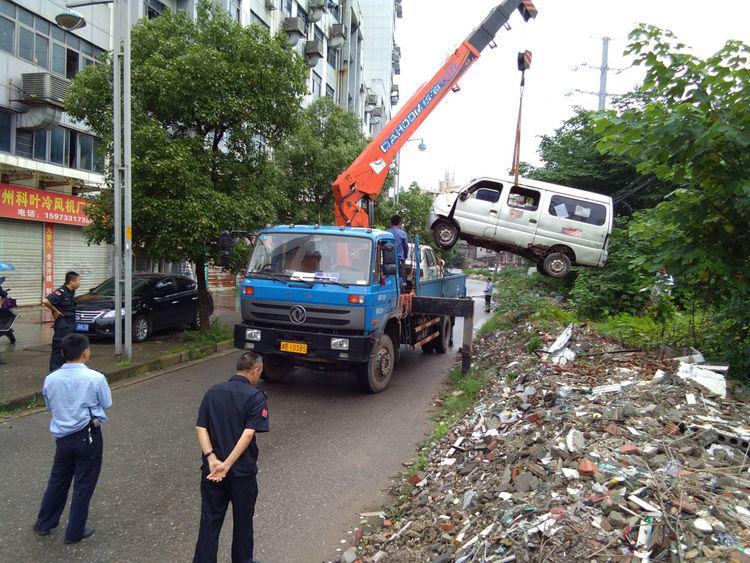 龙泉街道集中开展人行道车辆违停和僵尸车专项整治