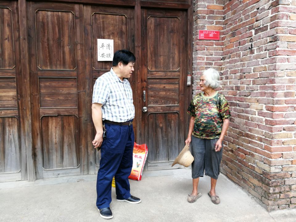 县卫计局到菜花坪镇高和社区开展结对帮扶