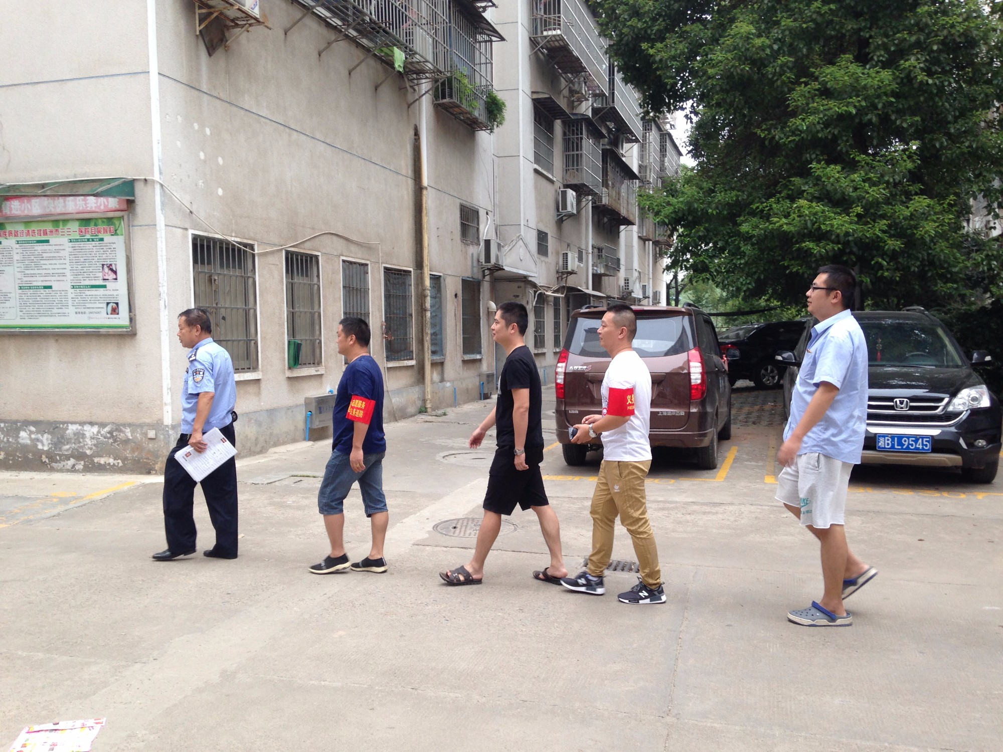 董家塅街道志愿者巡逻队共同打造辖区安全稳定生活环境