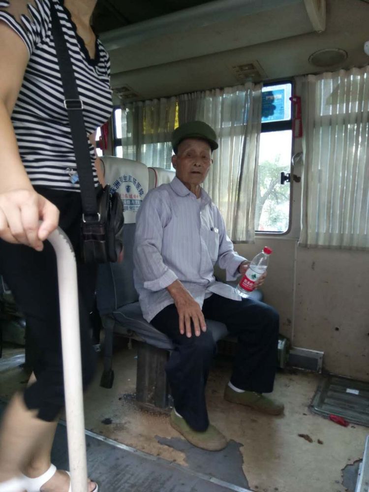 98岁老人迷路 芦淞城管来帮忙