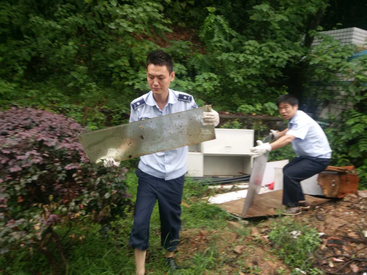 巩固创卫成果，董家塅街道城管集中清理废旧家具