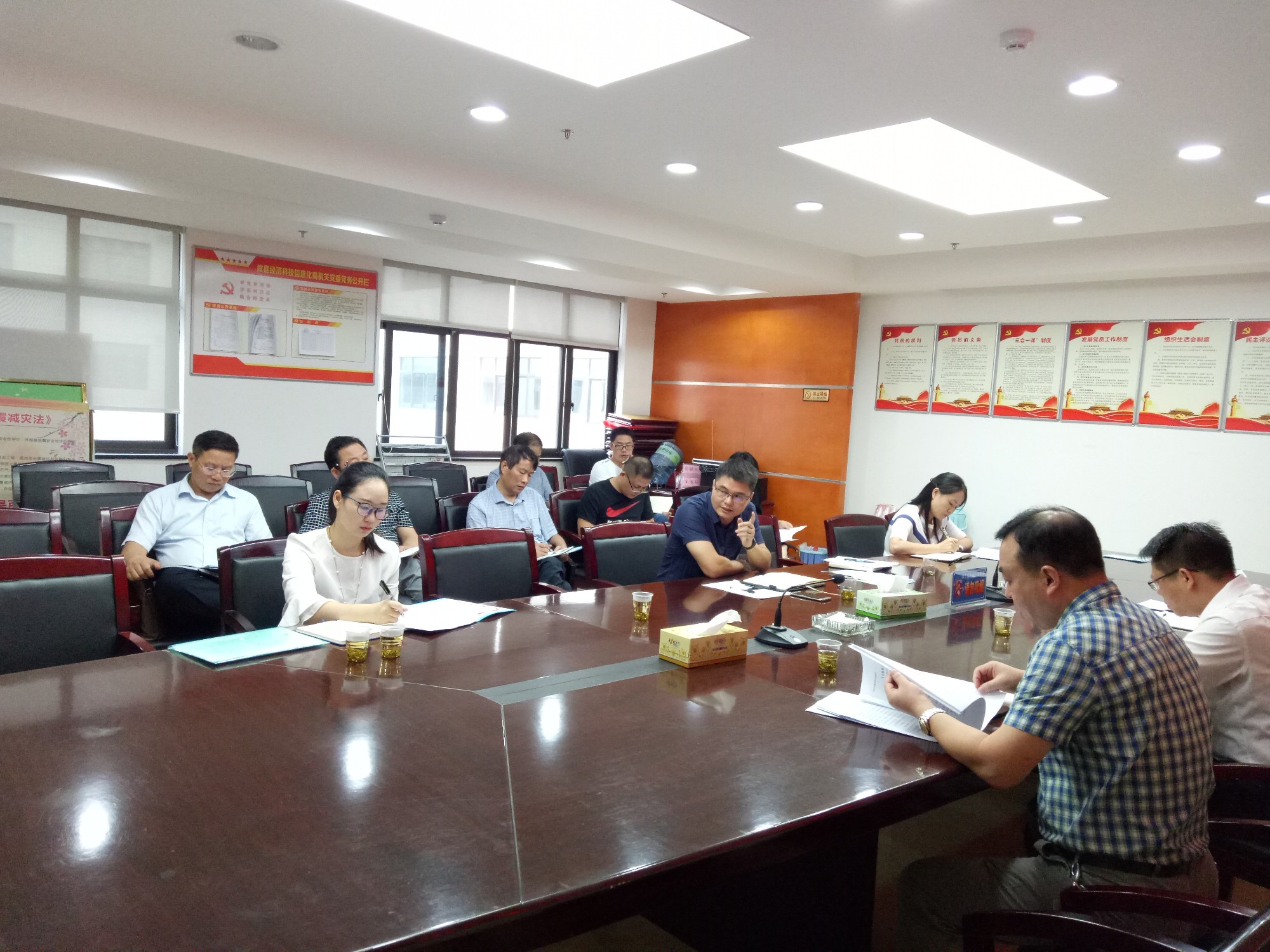 宋长征部长主持召开丫江桥镇扶贫工作调度会