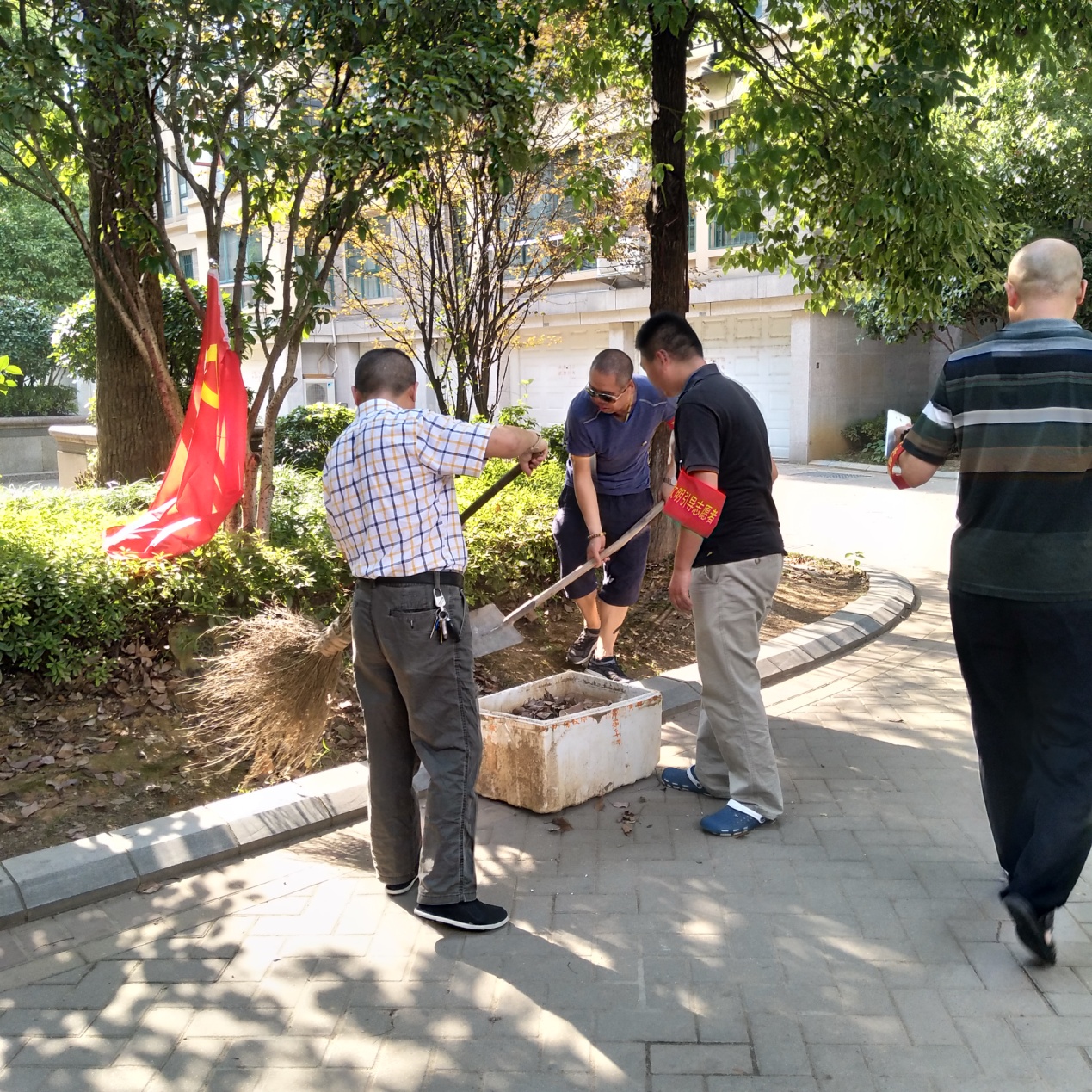 司法局党支部主题党日活动--深入尚格社区义务劳动 为创卫社区贡献力量