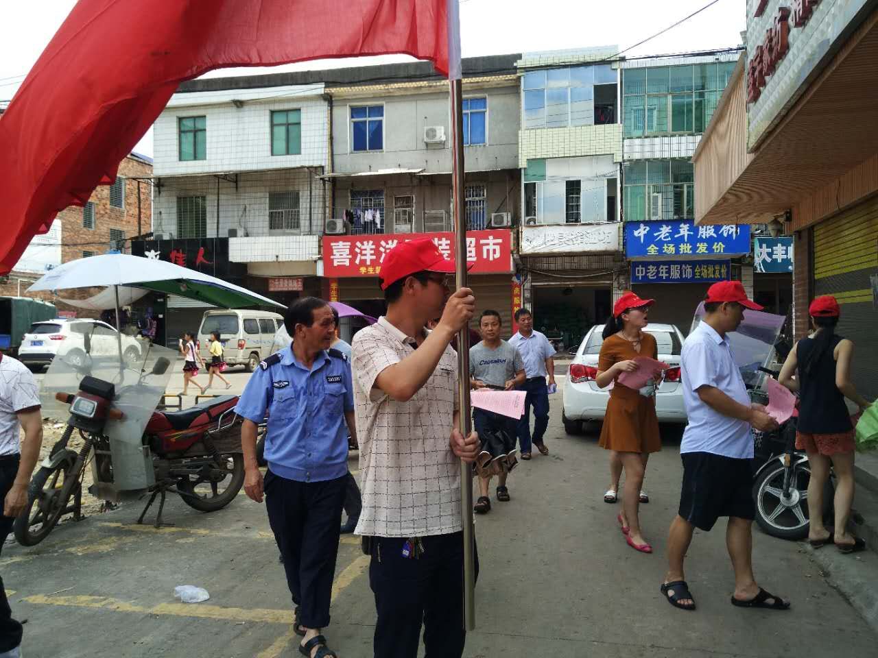 皇图岭镇主题党日持续开展美社区行​动