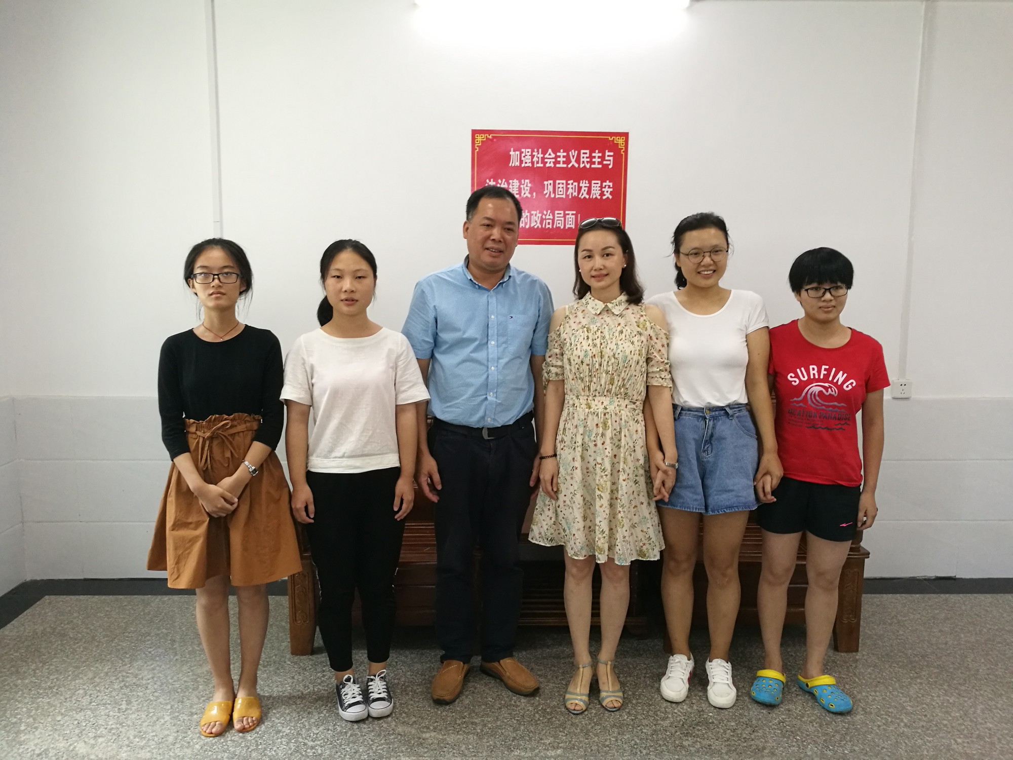 爱心人士张俪赢赴酒埠江镇为学子助学圆梦