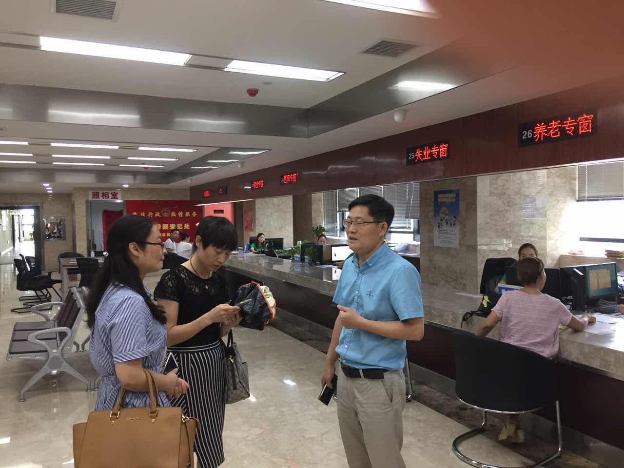 区人社局一行赴荷塘区考察“一门式”政务服务工作