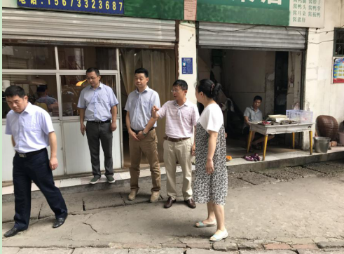 区人大主任肖支前督查建设街道学堂冲社区迎国卫复审工作