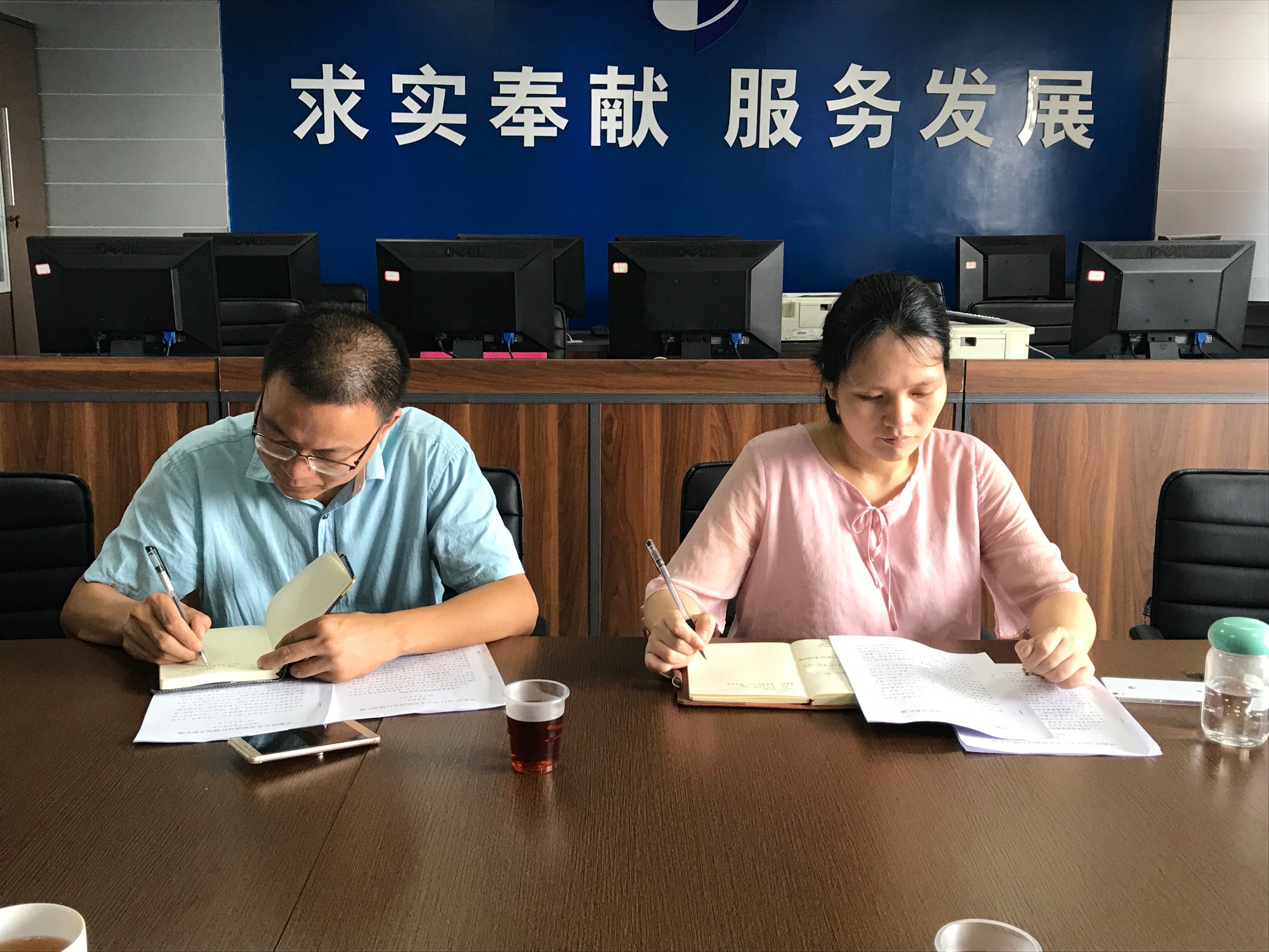 区人大常委会到统计局调研经济形势