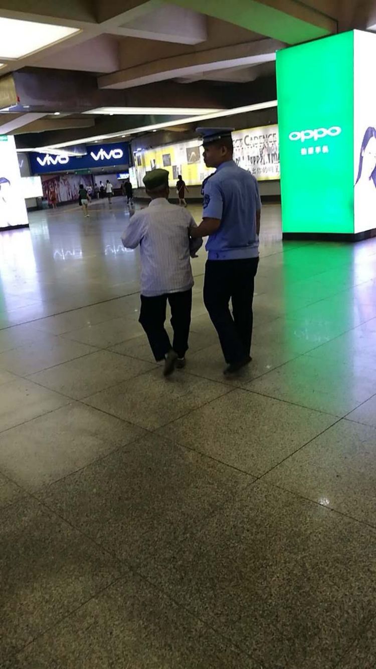 98岁老人迷路 芦淞城管来帮忙