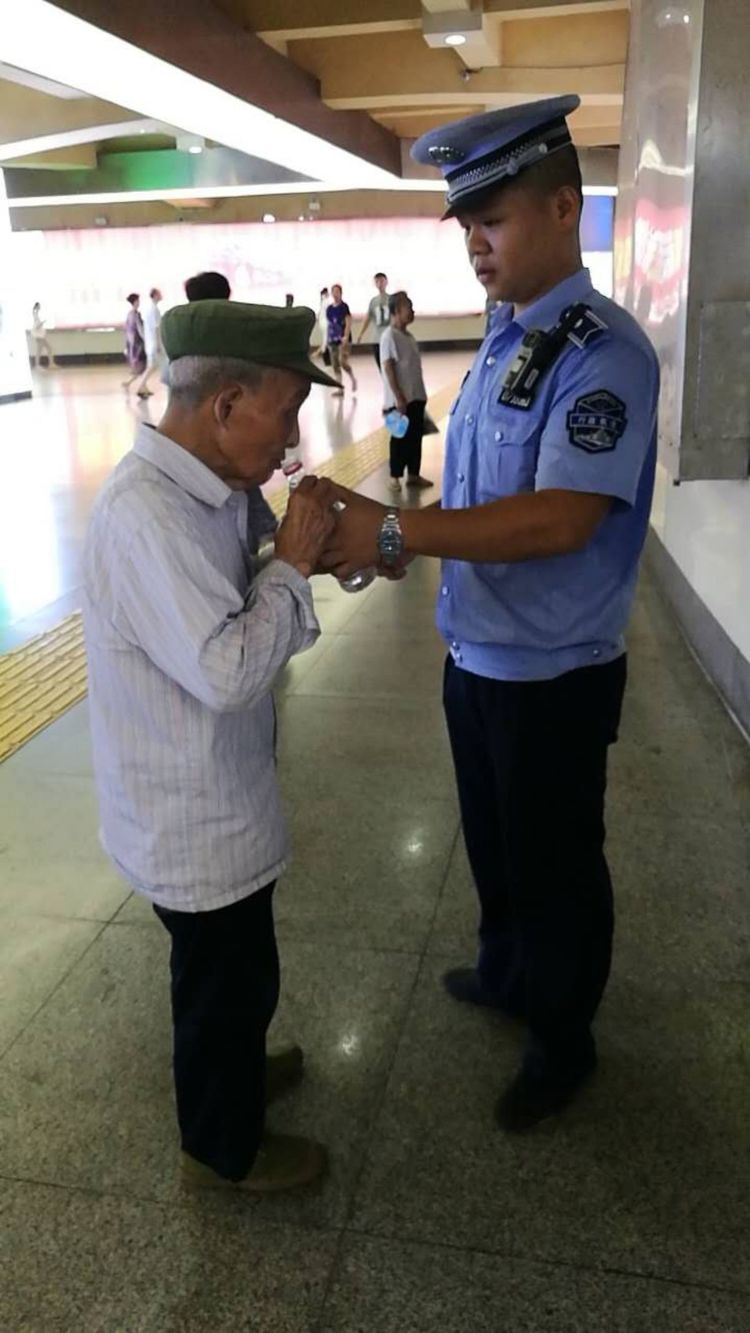 98岁老人迷路 芦淞城管来帮忙