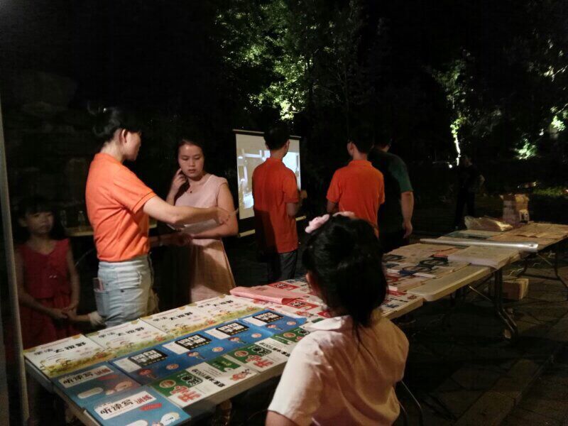 攸县新华书店组织流动服务队走进社区进行宣传活动