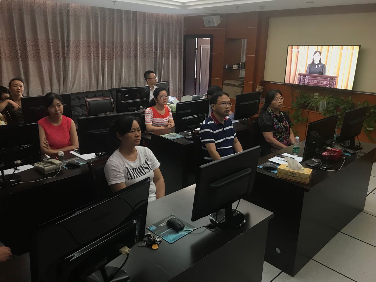 区统计局集中组织学习黄大年先进事迹报告会