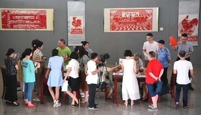 示范区举行反腐倡廉剪纸灯谜展猜活动