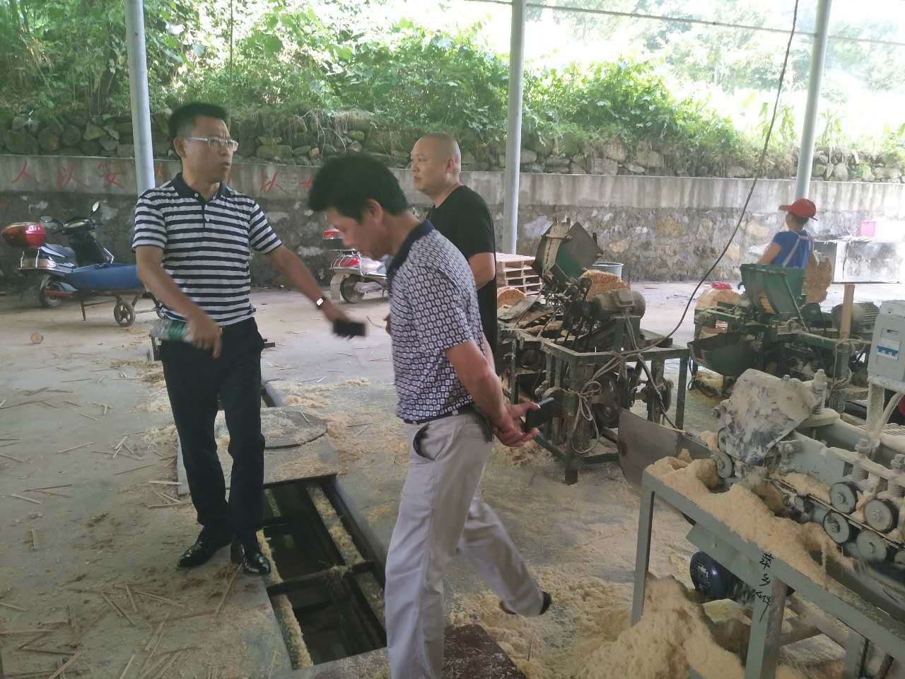 市城管局一行到鸾山镇江冲村指导精准扶贫工作