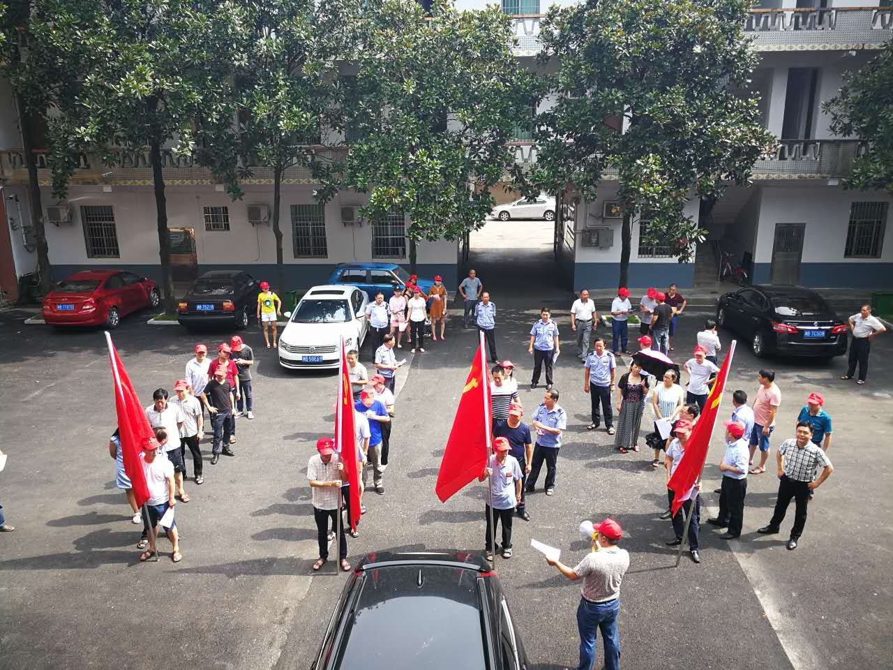 皇图岭镇主题党日持续开展美社区行​动