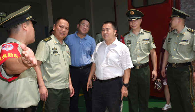 蔡周良付访华“八一”前夕慰问消防中队官兵