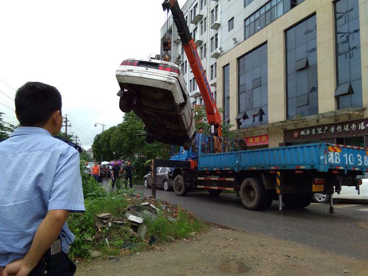 龙泉街道集中开展人行道车辆违停和僵尸车专项整治