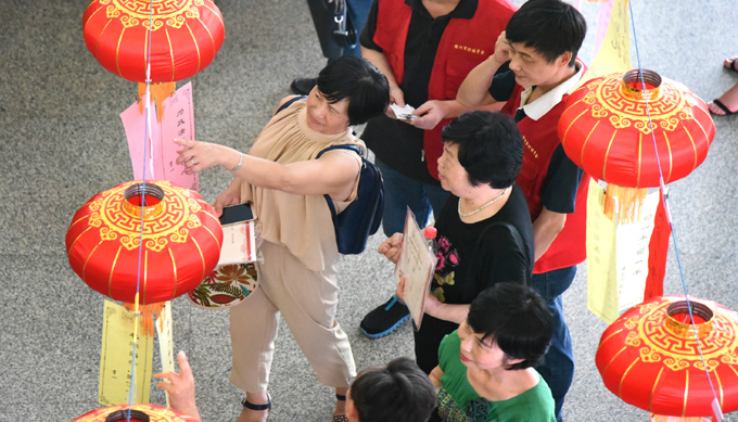 示范区举行反腐倡廉剪纸灯谜展猜活动